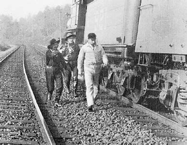 The Great Train Robbery!  A Cinematic Pioneer Featuring Thrilling Action and Early Filmmaking Techniques